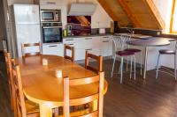 Kuchyňa alebo kuchynka v ubytovaní Appartement charmant à Saint-Côme-d'Olt - 80 m² avec balconc