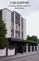 Un edificio con un cartel en el frente. en Rudison Hotel &amp; Restaurant, en Ternopilʼ