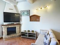 A television and/or entertainment centre at Appartamento con Piscina e Giardino a Siena