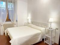 A bed or beds in a room at Appartamento con Piscina e Giardino a Siena