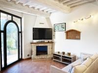 A television and/or entertainment centre at Appartamento con Piscina e Giardino a Siena