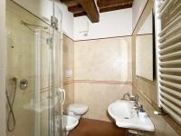 A bathroom at Appartamento con Piscina e Giardino a Siena