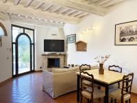 A television and/or entertainment centre at Appartamento con Piscina e Giardino a Siena