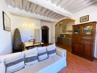 A kitchen or kitchenette at Appartamento con Piscina e Giardino a Siena