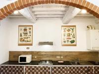 A kitchen or kitchenette at Appartamento con Piscina e Giardino a Siena