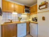 Kuchnia lub aneks kuchenny w obiekcie Appartement cosy à Flumet, 3 chambres, balcon sud, Wi-Fi, parking, près des pistes et navettes gratuites - FR-1-595-61