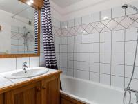 Łazienka w obiekcie Appartement cosy à Flumet, 3 chambres, balcon sud, Wi-Fi, parking, près des pistes et navettes gratuites - FR-1-595-61