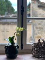 a black vase sitting on a window sill with a plant at Maison Marie in Lagarde