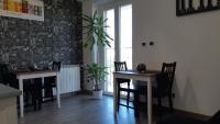 un comedor con 2 mesas y sillas y una ventana en Il Piccolo B&amp;B, en Fiumicino