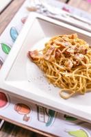 einen Teller Pasta mit Fleisch und Soße in der Unterkunft Camplus Firenze Fortezza Casa Per Ferie in Florenz