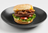 ein Sandwich auf einem schwarzen Teller auf einem Tisch in der Unterkunft Camplus Firenze Fortezza Casa Per Ferie in Florenz