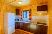 Kuchyň nebo kuchyňský kout v ubytování House with Private Pool (Aries)