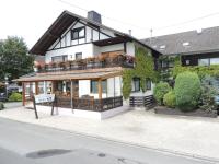 WiesemscheidにあるGasthaus Weberの花の咲くバルコニー付きの家
