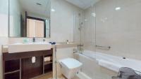 Koupelna v ubytování BR Luxe 1 BDR Apartment w/ Balcony & Sea Views