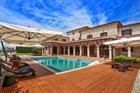 Basen w obiekcie Villa Carolus-Luxurious Istrian Villa lub w pobliżu