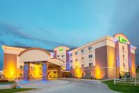 un hotel al anochecer en Holiday Inn Express Casper I-25 by IHG, en Casper