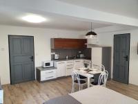 Kuchyň nebo kuchyňský kout v ubytování Apartmány ČERNÝ KOHOUT