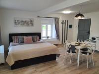Postel nebo postele na pokoji v ubytování Apartmány ČERNÝ KOHOUT