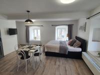 Postel nebo postele na pokoji v ubytování Apartmány ČERNÝ KOHOUT