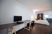 TV a/nebo společenská místnost v ubytování Cozy Studio with fantastic Sea View