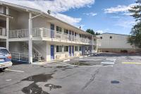 Un estacionamiento vacío frente a un edificio en Motel 6-Everett, WA - North, en Everett