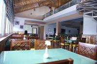 Un comedor con una mesa y sillas azules. en Hotel Maenamla Namchi - yagi group, en Namchi