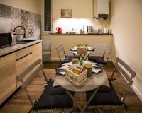 Kuchyň nebo kuchyňský kout v ubytování Essential Rooms