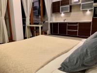 Łóżko lub łóżka w pokoju w obiekcie City view Wellness Apartment swim&steam&relax