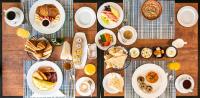 ホテルの敷地内または近くでの食事または食べ物