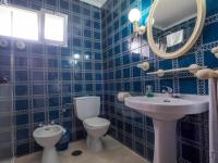 A bathroom at Villa Azahara