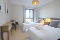 Postel nebo postele na pokoji v ubytování Sotogrande Alboaire- Waterfront luxury 4 bedroom Apt in the Marina of Sotogrande