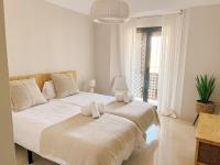 Postel nebo postele na pokoji v ubytování Sotogrande Alboaire- Waterfront luxury 4 bedroom Apt in the Marina of Sotogrande