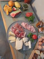 Jedlo v ubytovaní bed & breakfast alebo blízkom okolí