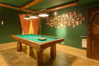 Biliardový stôl v ubytovaní Oliwkowy, Apartament widokowy z dużym tarasem