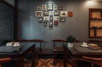 una sala da pranzo con tavoli, sedie e quadri alle pareti di Lefoyer Hotel a Hanoi