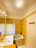 A bathroom at Peony Holló Apartment - Free Garage under the house