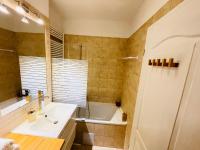 A bathroom at Peony Holló Apartment - Free Garage under the house