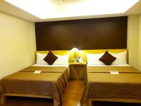 Festive Hotel Makatiにあるベッド