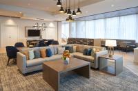 Una sala de estar con sofás y un comedor. en Staybridge Suites Wilmington Downtown by IHG, en Wilmington