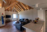 TV a/nebo společenská místnost v ubytování Fiskardo Beach House