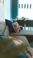 En sittgrupp p&aring; Beachside Stylish &amp; Cosy 2BR Apartment with Free Parking