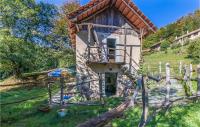 A garden outside Gorgeous Home In Artò
