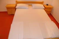 Łóżko lub łóżka w pokoju w obiekcie Chalikias Rooms