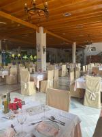Reštaurácia alebo iné gastronomické zariadenie v ubytovaní Hotel Meson Fuente del Pino