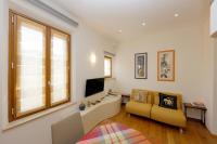 Televízia a/alebo spoločenská miestnosť v ubytovaní Siena UpTown - Sabrina's Cozy Apartment