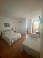 Posteľ alebo postele v izbe v ubytovaní Hotel Meson Fuente del Pino