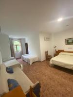 Posteľ alebo postele v izbe v ubytovaní Hotel Meson Fuente del Pino