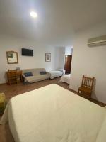 Posteľ alebo postele v izbe v ubytovaní Hotel Meson Fuente del Pino