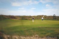 two people playing golf on a golf course at Residentie Californië in De Koog