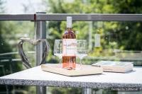 a bottle of wine and two wine glasses on a table at Residentie Californië in De Koog